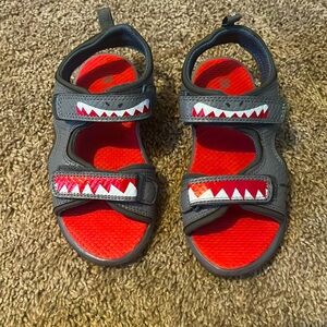 Size 12 Shark 🦈 Sandals 🩴 light up red
